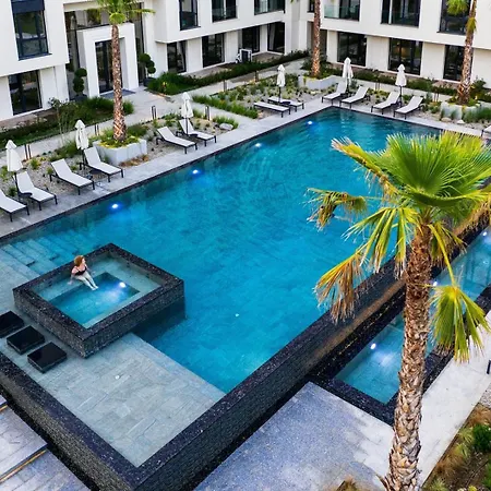 Azur Premium | Pool View